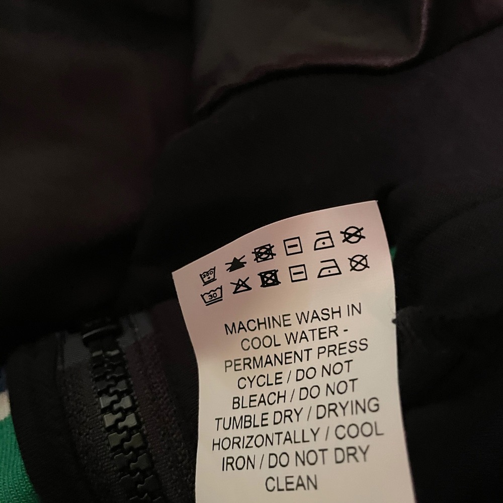 A jacket - Picture 4 of 5